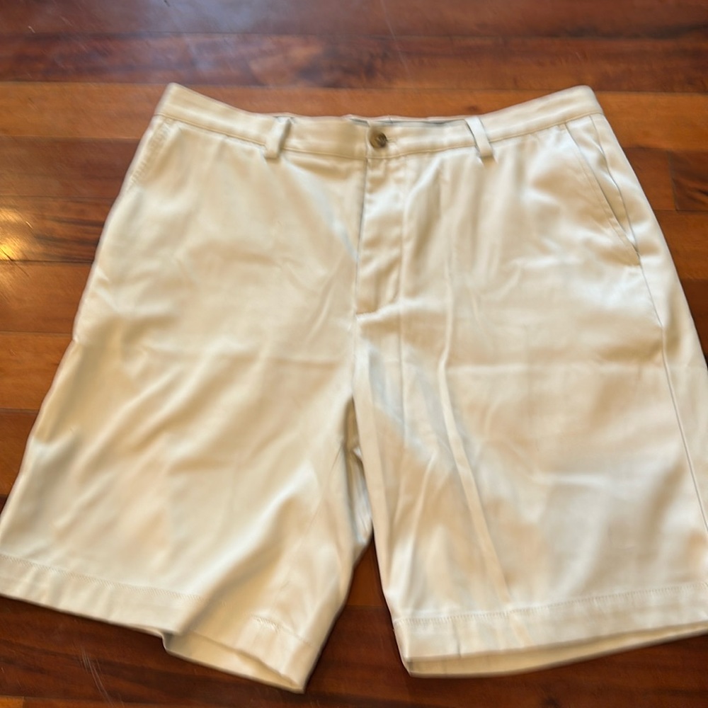 Men’s Vineyard Vines Shorts Sz 34- light khaki